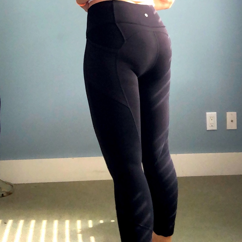 Lululemon cropped yoga pant. Black. Excellent condition. Size 8.